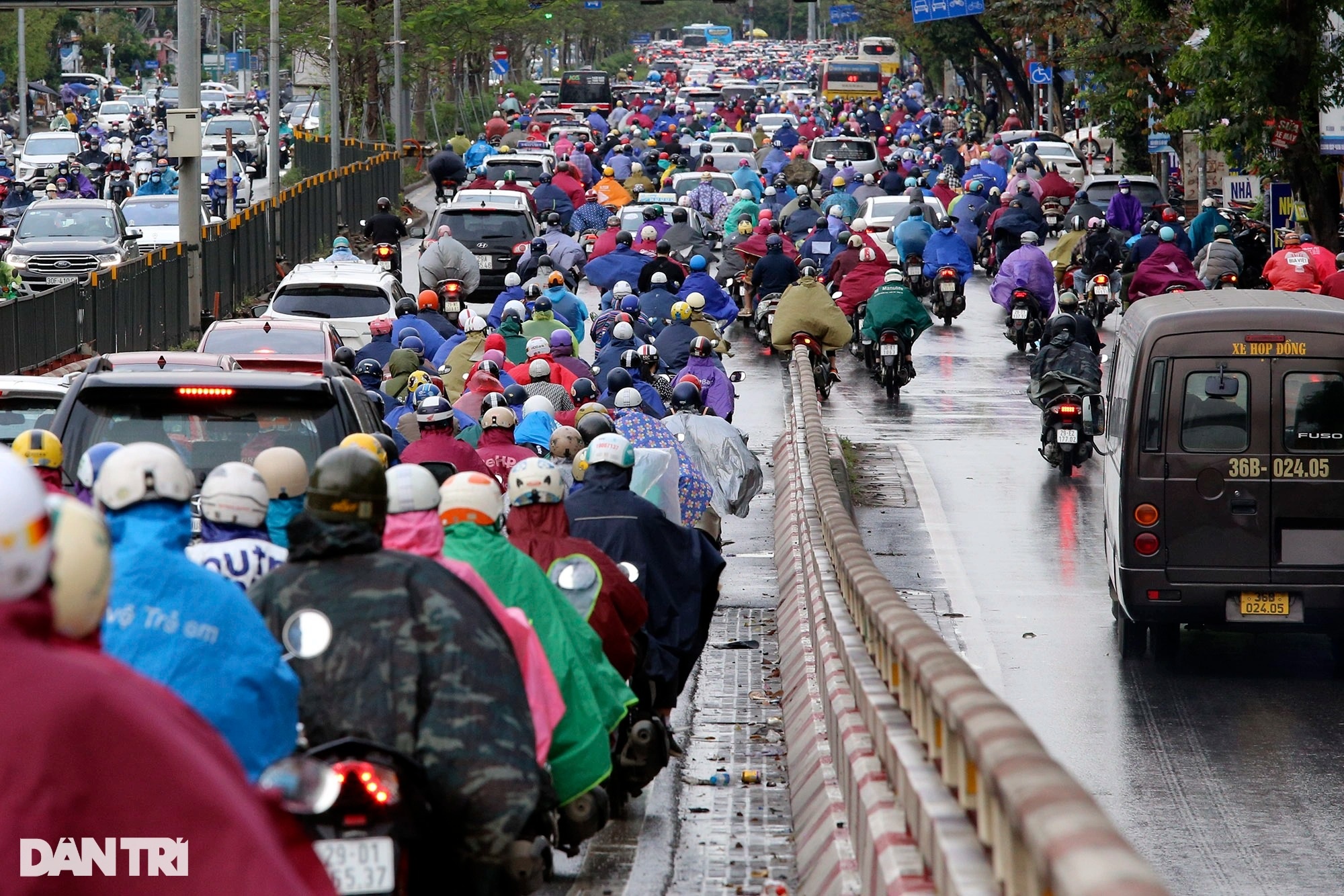 Đường phố ùn tắc giờ cao điểm, bình thường cũ ở Hà Nội đã quay trở lại? - 4