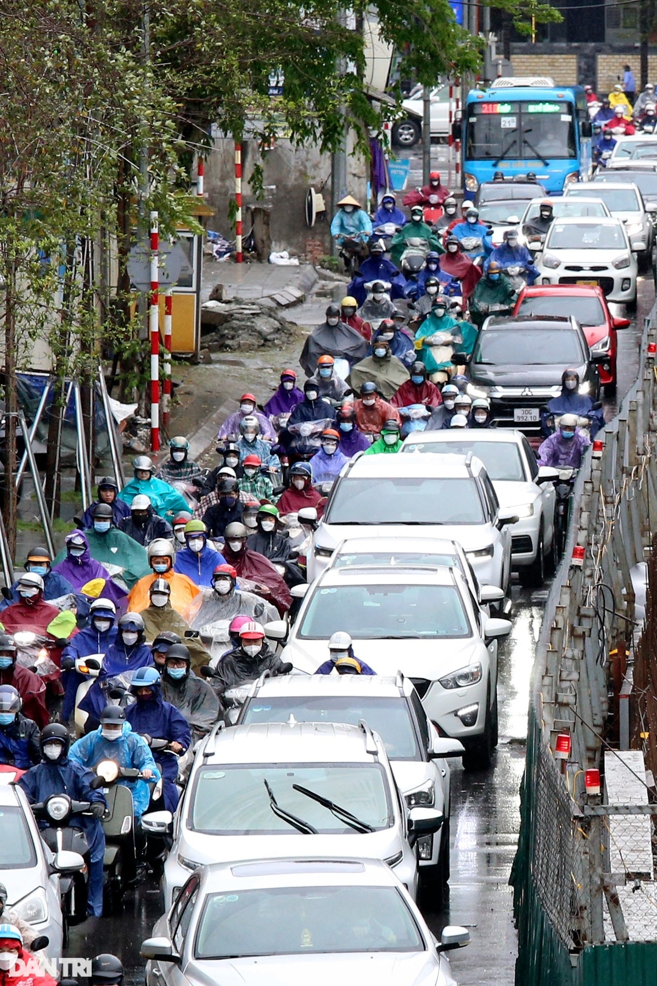 Đường phố ùn tắc giờ cao điểm, bình thường cũ ở Hà Nội đã quay trở lại? - 5