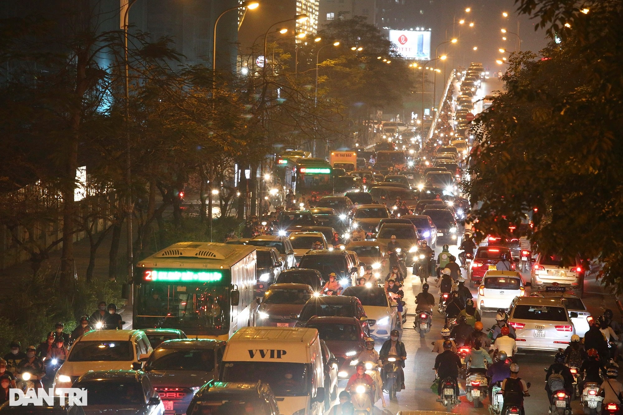 Đường phố ùn tắc giờ cao điểm, bình thường cũ ở Hà Nội đã quay trở lại? - 10