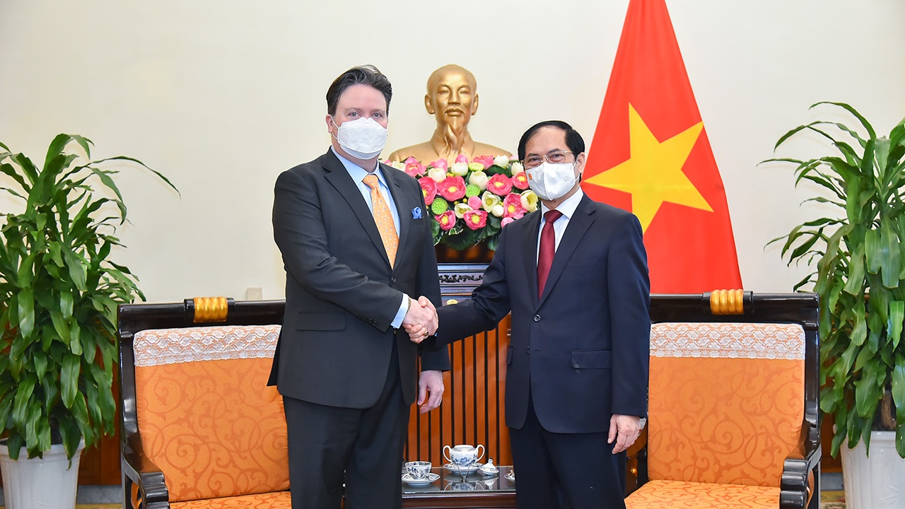 Bộ trưởng Ngoại giao Việt Nam trao đổi với Đại sứ Mỹ về xung đột Ukraine - 1