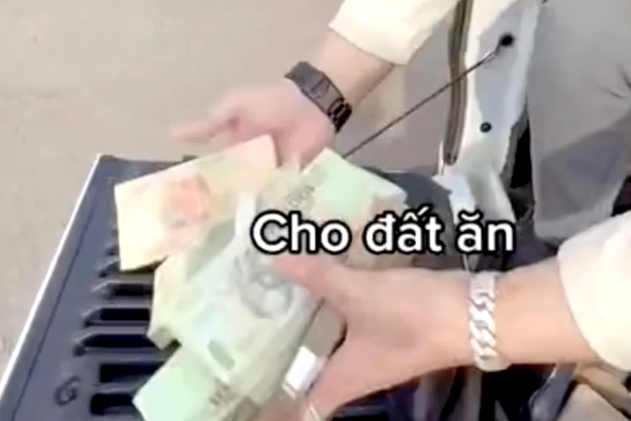 Thanh niên chơi ngông ngồi ô tô rải tiền cho đất ăn khai gì? - 4 Thanh niên chơi ngông ngồi ô tô rải tiền cho đất ăn khai gì? - 4
