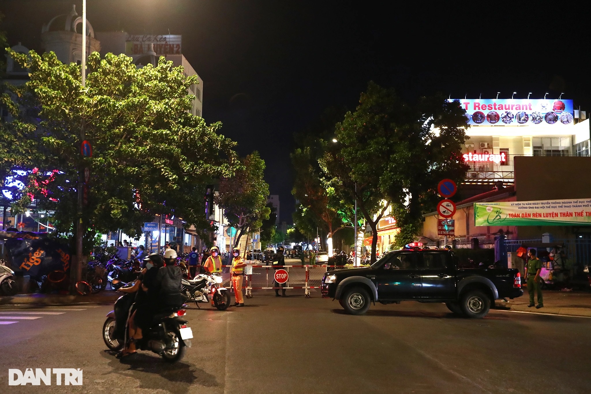 Hơn 4 giờ phong tỏa, khám xét nhà bà Phương Hằng trong đêm - 2