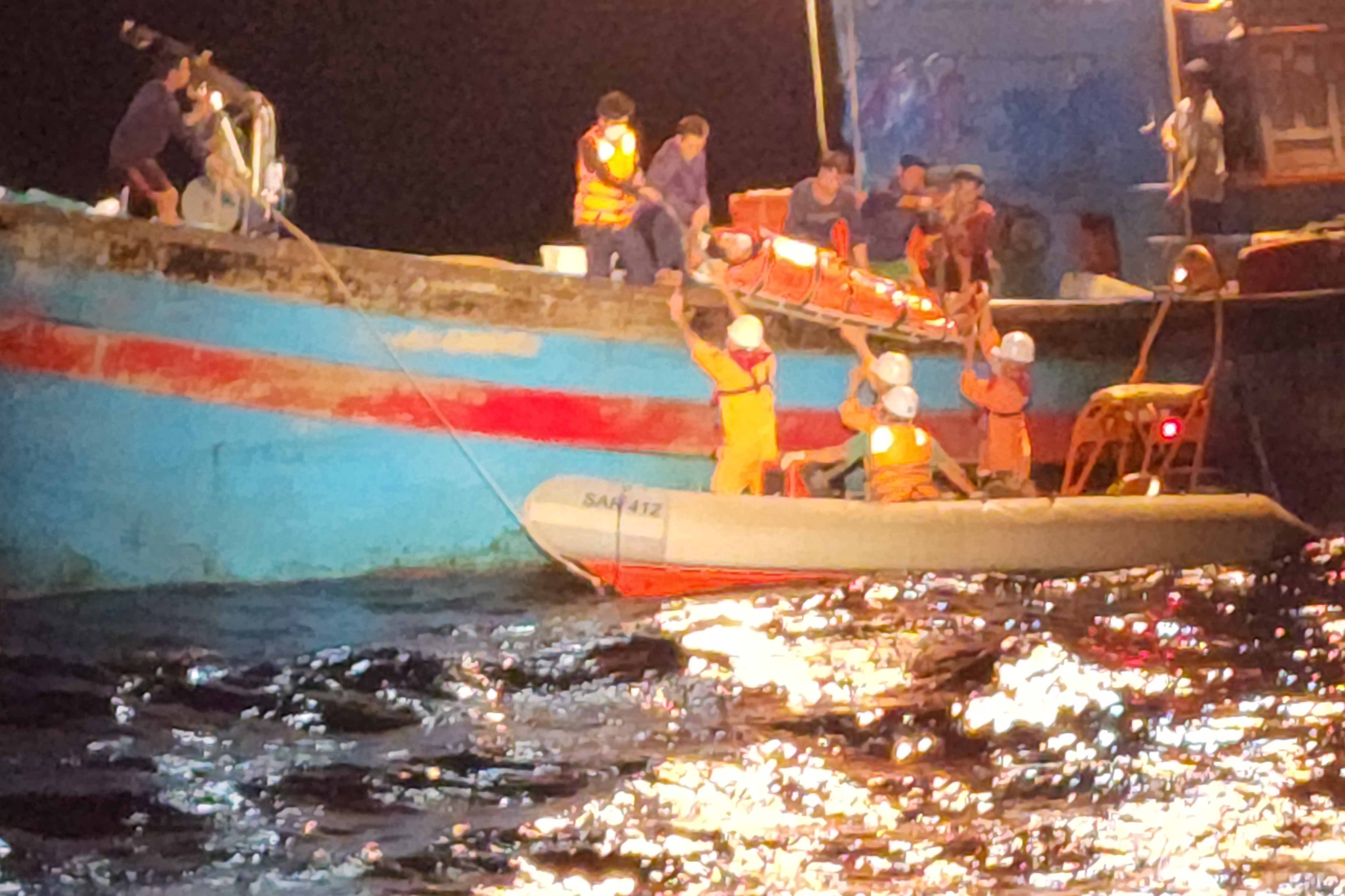 Cứu một ngư dân bị bất tỉnh khi đánh cá ở vùng biển Hoàng Sa - 1