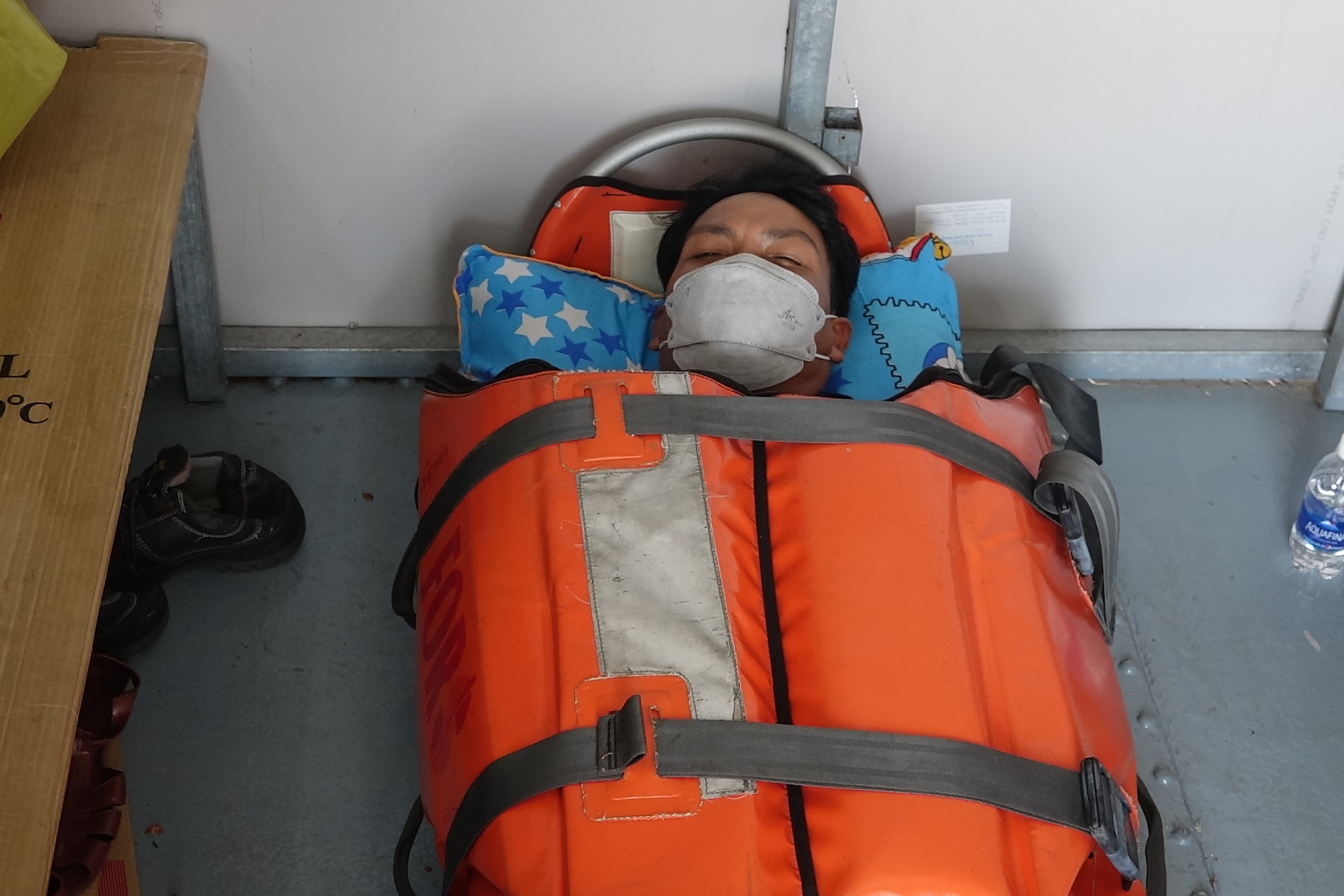 Cứu một ngư dân bị bất tỉnh khi đánh cá ở vùng biển Hoàng Sa - 2