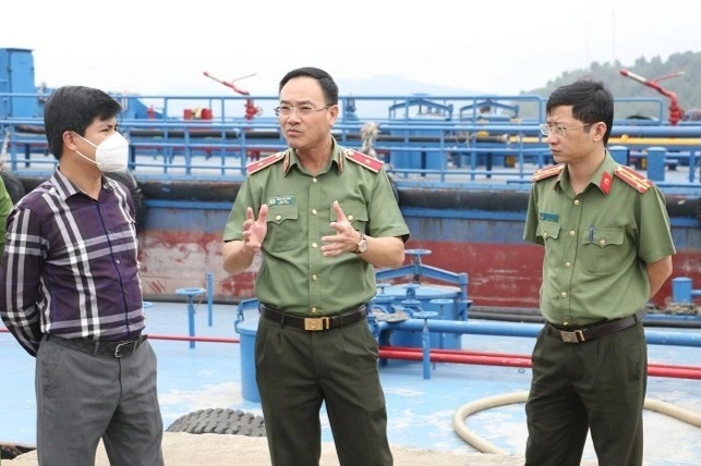 Triệt phá vụ buôn lậu 1 triệu lít xăng trị giá gần 30 tỷ đồng tại Nghệ An - 1 Triệt phá vụ buôn lậu 1 triệu lít xăng trị giá gần 30 tỷ đồng tại Nghệ An - 1
