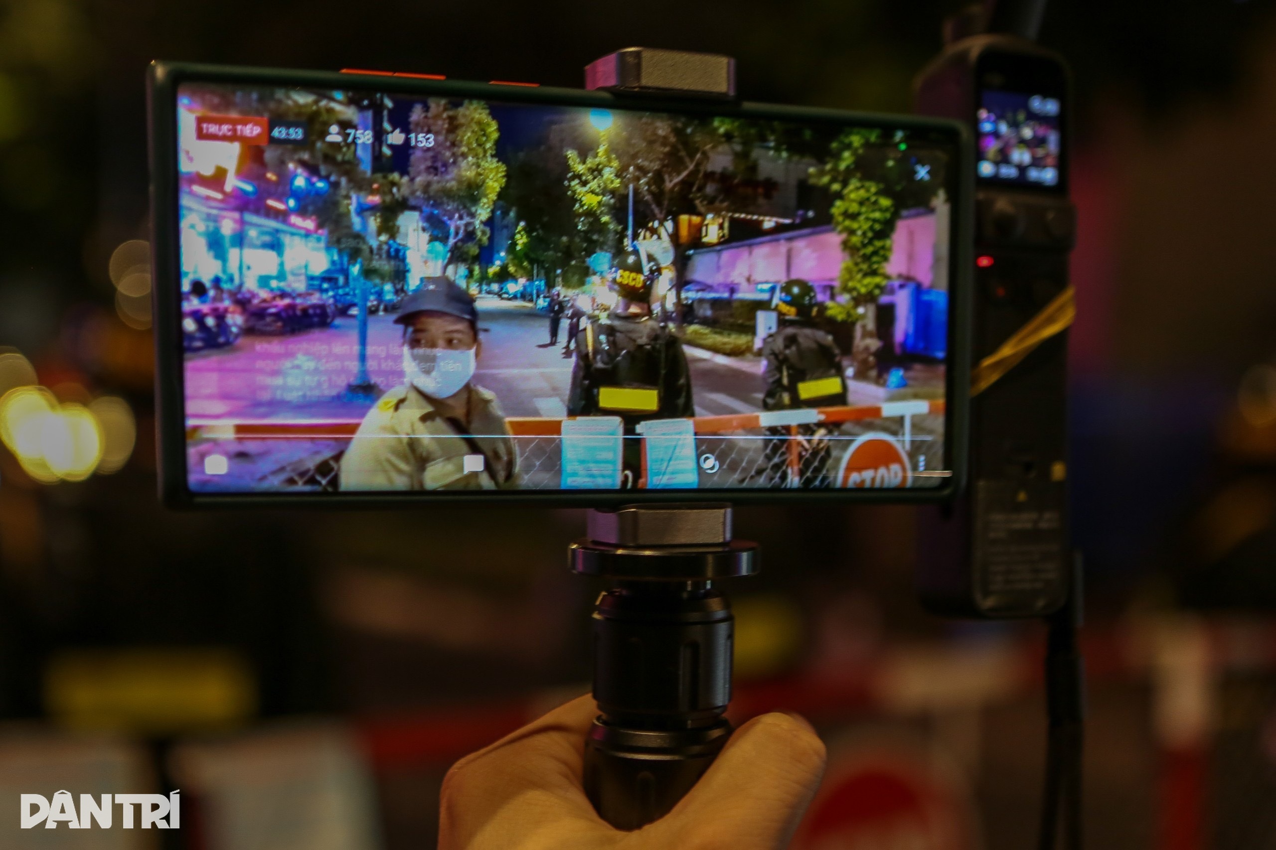 4 tiếng cày view vụ bắt giữ bà Phương Hằng của trăm YouTuber giữa Sài Gòn - 5 4 tiếng cày view vụ bắt giữ bà Phương Hằng của trăm YouTuber giữa Sài Gòn - 5