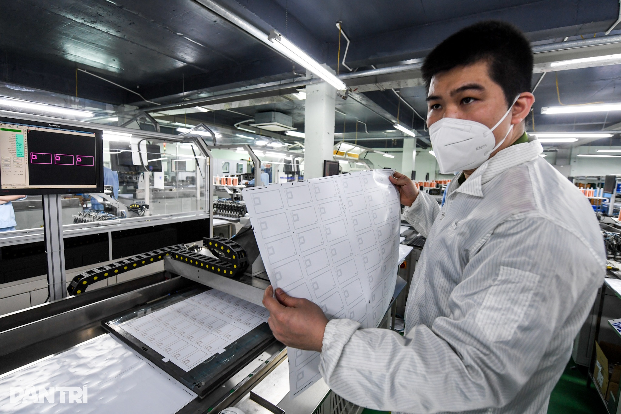 Khám phá bên trong nhà máy sản xuất căn cước công dân gắn chip - 2 Khám phá bên trong nhà máy sản xuất căn cước công dân gắn chip - 2