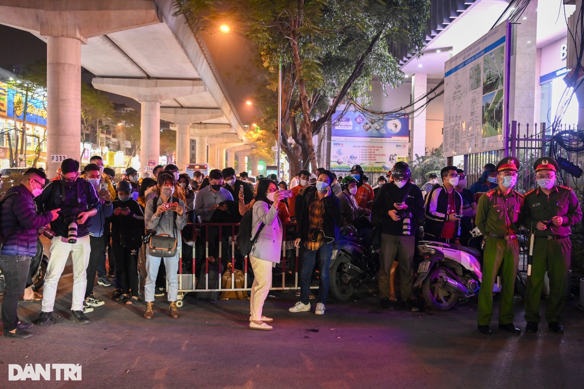 Hàng trăm người tràn ra lòng đường hóng xem vụ bắt ông Trịnh Văn Quyết - 4