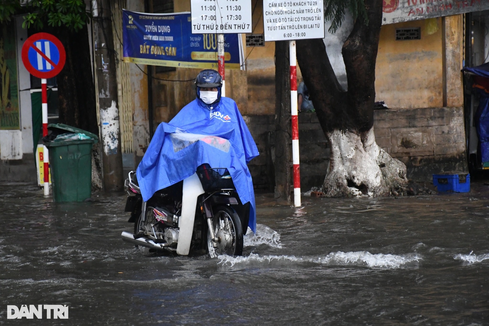Đường phố Quảng Ngãi ngập sâu sau trận mưa lớn bất thường - 3