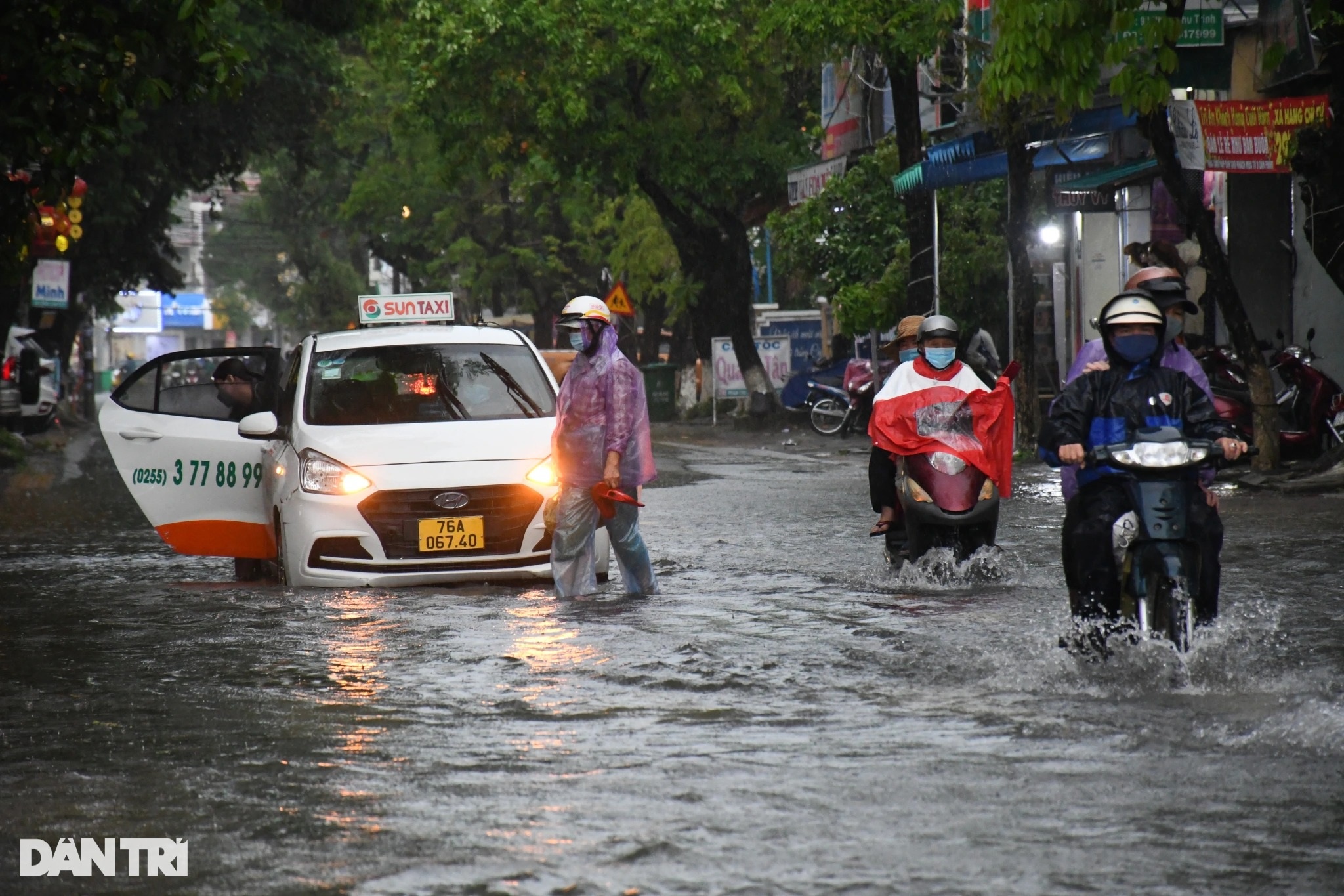 Đường phố Quảng Ngãi ngập sâu sau trận mưa lớn bất thường - 4