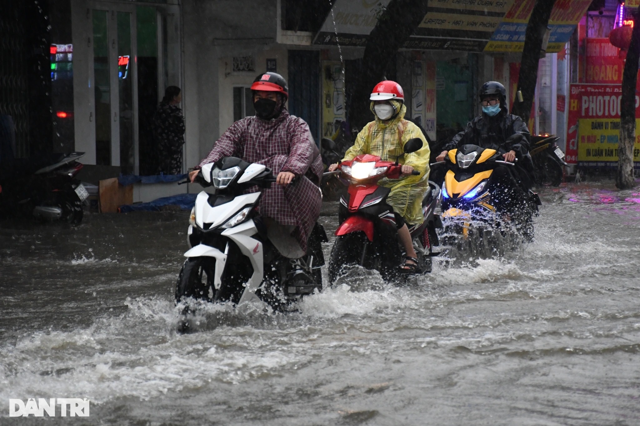 Đường phố Quảng Ngãi ngập sâu sau trận mưa lớn bất thường - 7