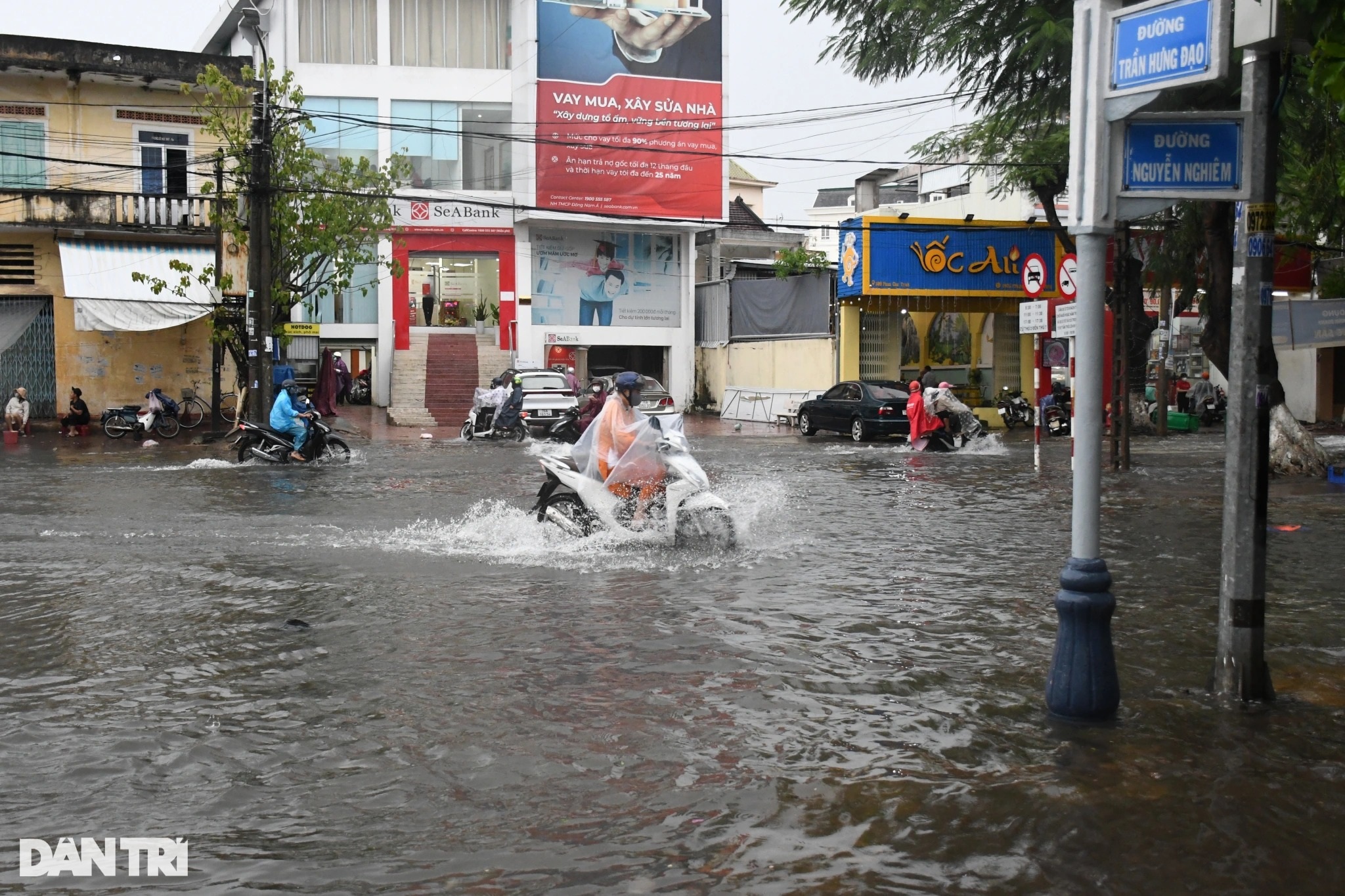 Đường phố Quảng Ngãi ngập sâu sau trận mưa lớn bất thường - 1