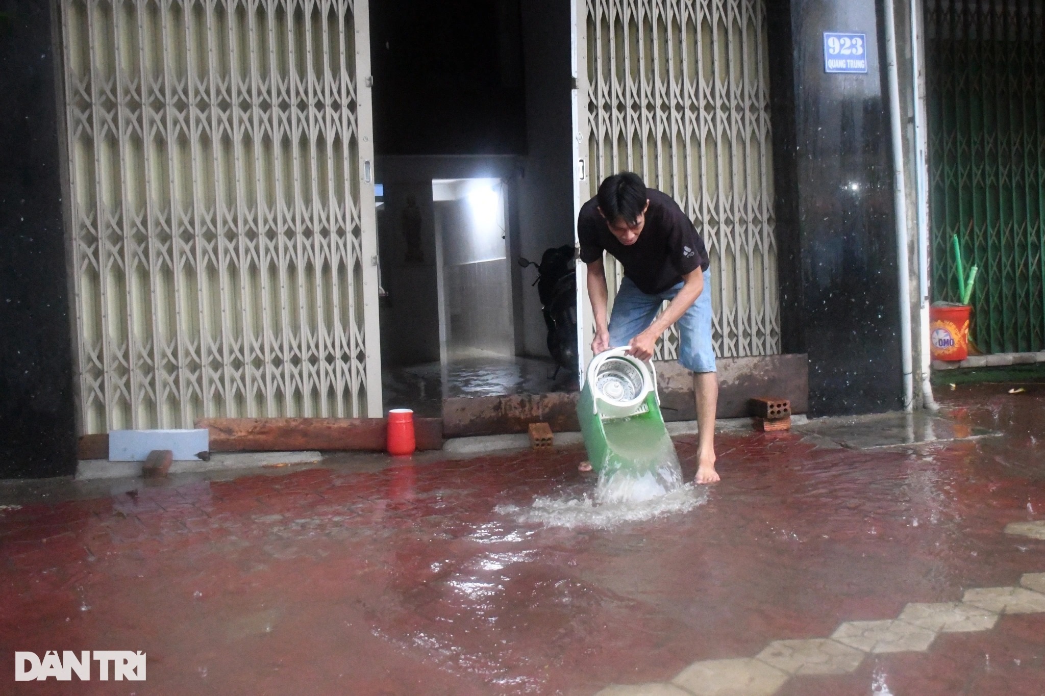 Đường phố Quảng Ngãi ngập sâu sau trận mưa lớn bất thường - 5