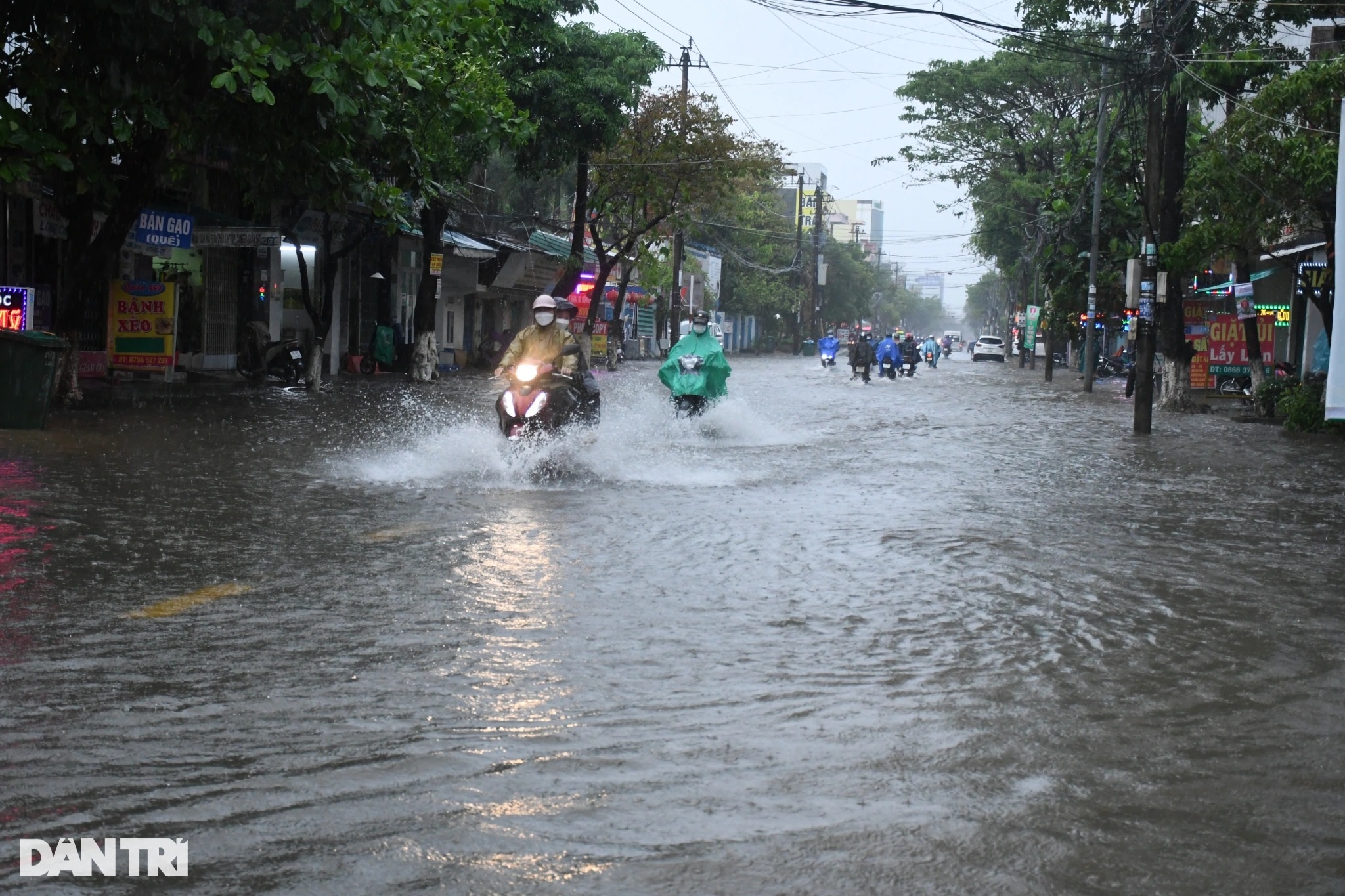 Đường phố Quảng Ngãi ngập sâu sau trận mưa lớn bất thường - 6