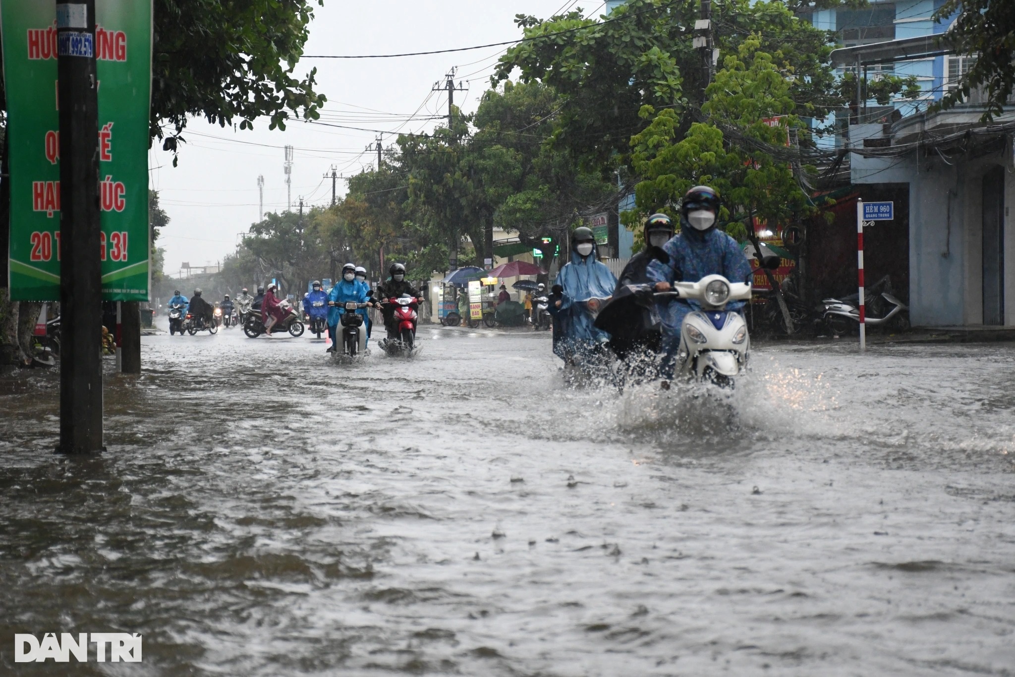 Đường phố Quảng Ngãi ngập sâu sau trận mưa lớn bất thường - 2