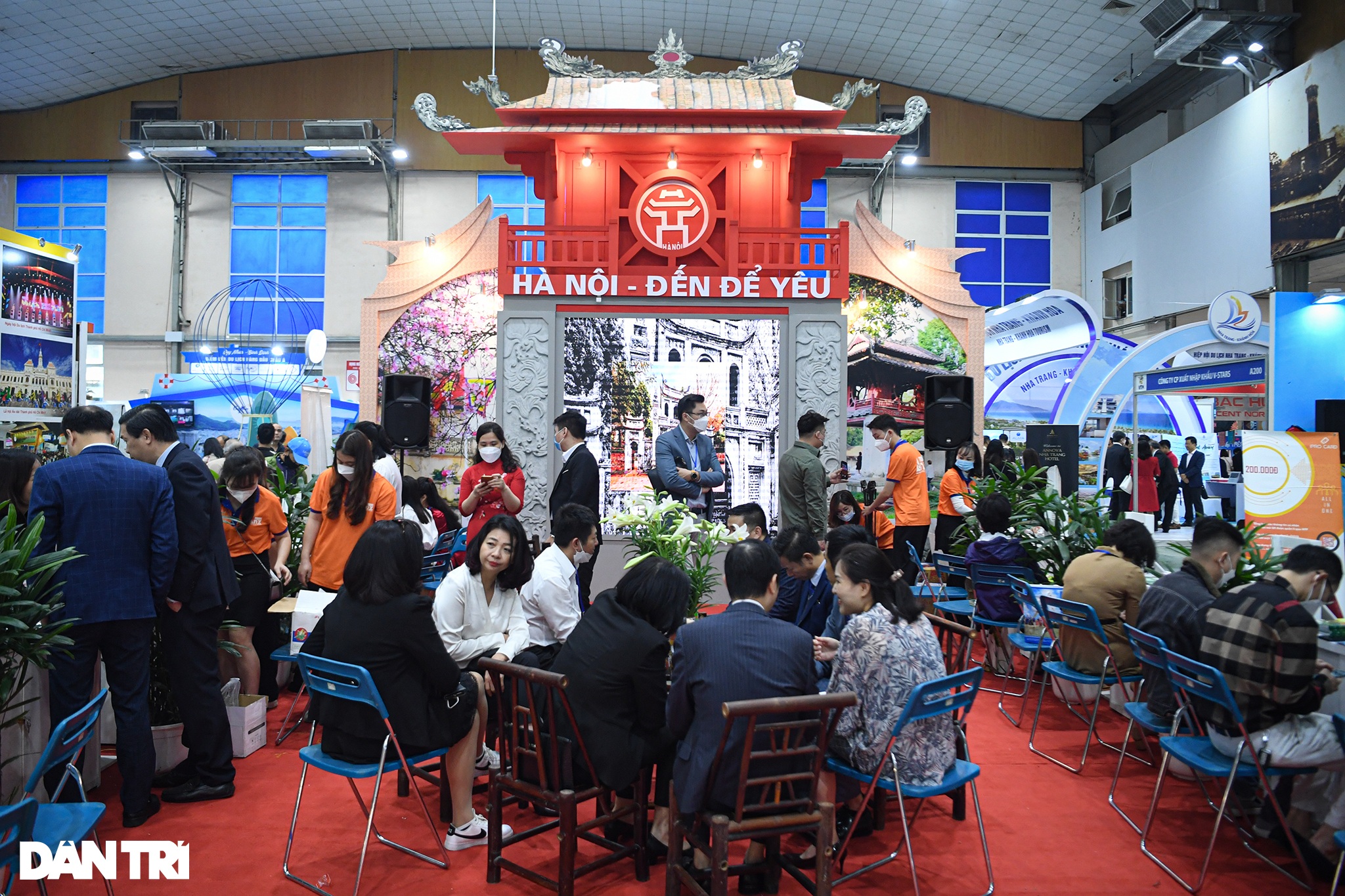 Người dân đổ xô săn vé máy bay, tour giá rẻ tại hội chợ du lịch ở Hà Nội - 10 Người dân đổ xô săn vé máy bay, tour giá rẻ tại hội chợ du lịch ở Hà Nội - 10