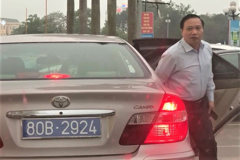 Phó Bí thư Ninh Bình vừa bị kỷ luật từng dính lùm xùm đi xe 2 biển xanh - 2
