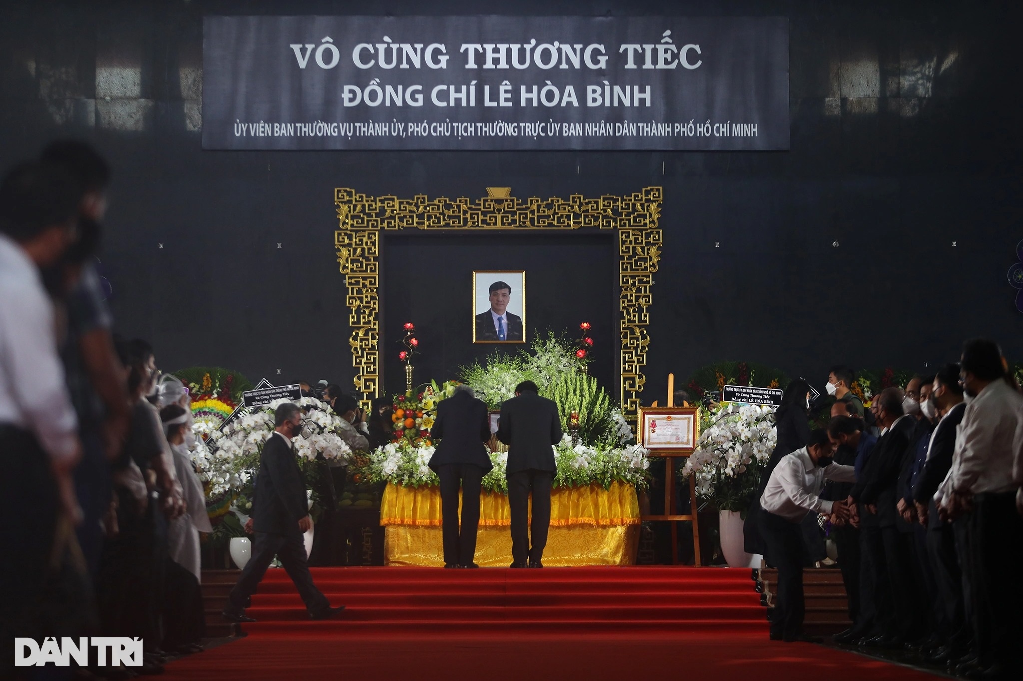 Người dân TPHCM tiễn đưa Phó Chủ tịch Lê Hòa Bình về nơi an nghỉ cuối cùng - 1
