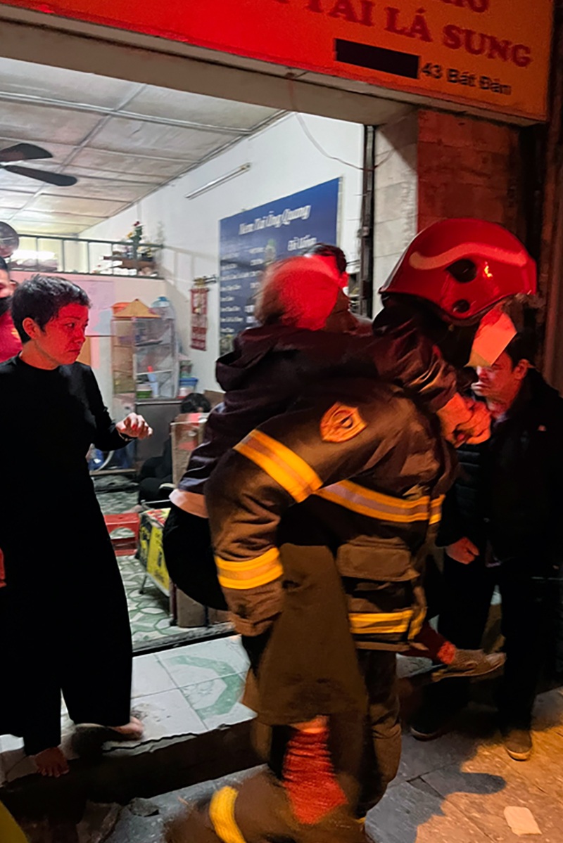 Cháy nhà trên phố cổ Hà Nội lúc rạng sáng, một phụ nữ tử vong - 3