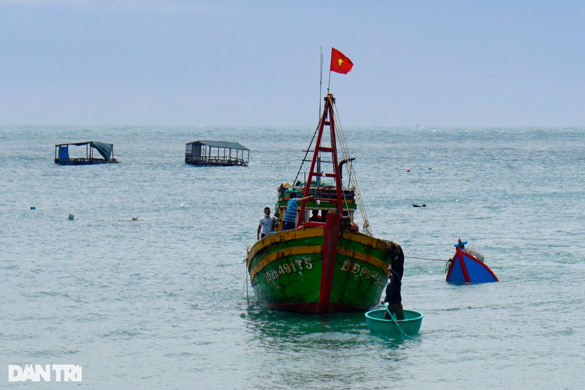 4 tàu cá Bình Định hỗ trợ tìm kiếm ngư dân rơi xuống biển, mất tích - 1
