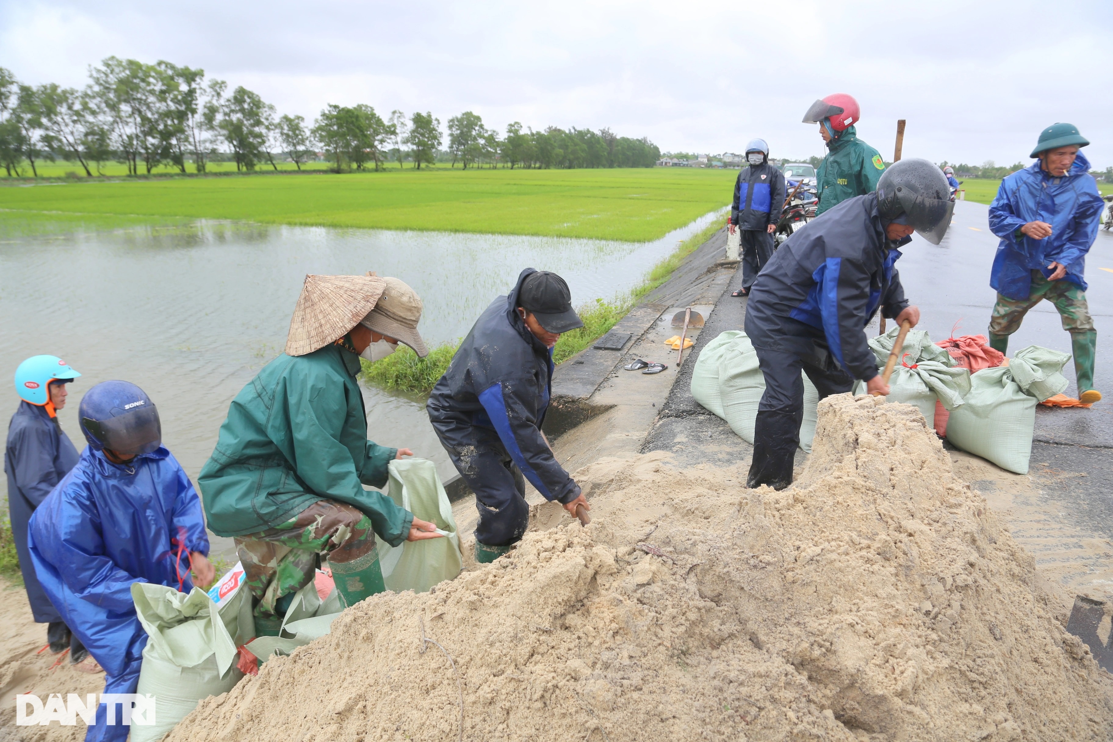 Lũ giữa mùa khô, đến quá bất ngờ, người dân không kịp trở tay - 8 Lũ giữa mùa khô, đến quá bất ngờ, người dân không kịp trở tay - 8