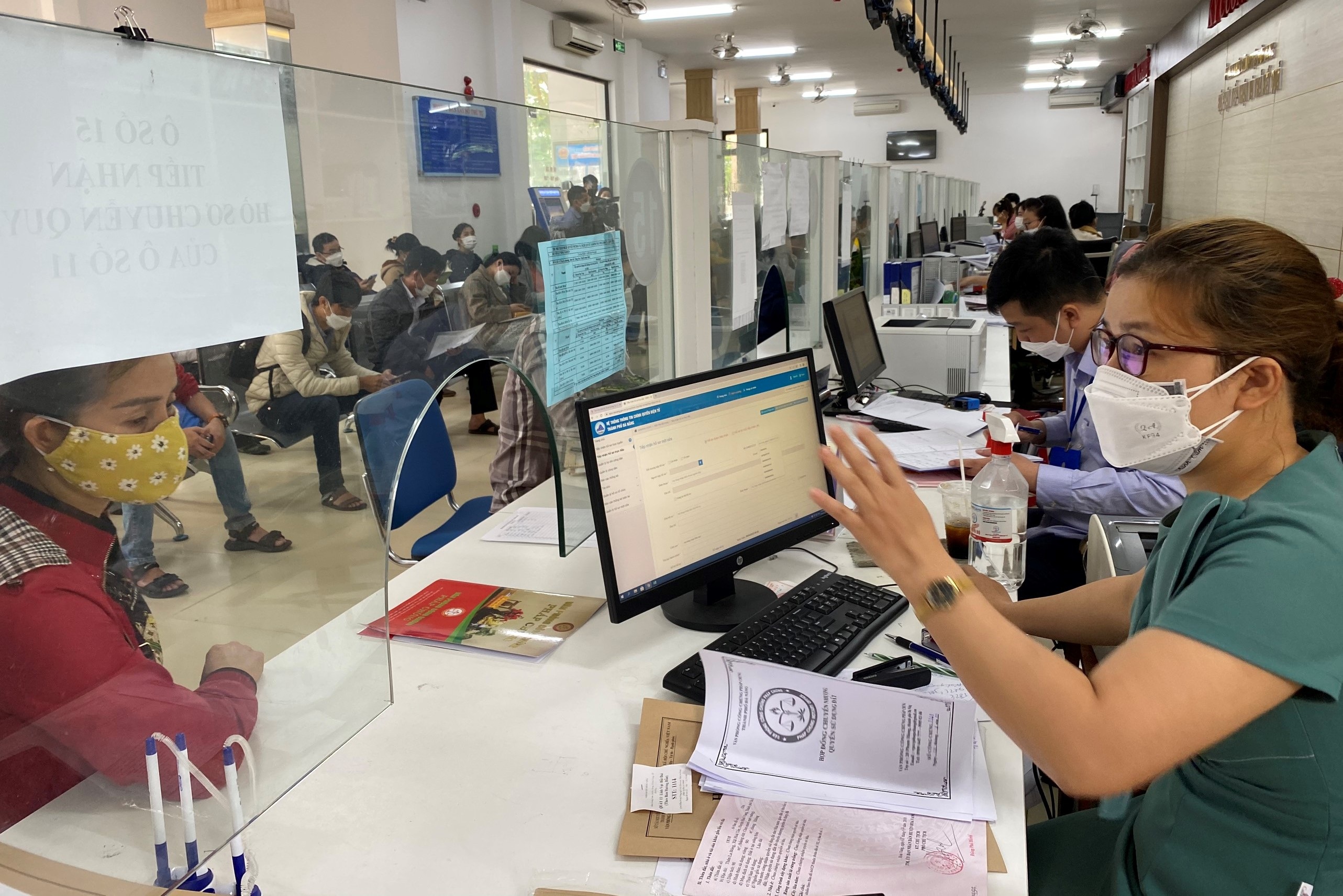 Đà Nẵng: 3 ngày xếp hàng từ sáng sớm chưa làm được thủ tục đất đai - 3 Đà Nẵng: 3 ngày xếp hàng từ sáng sớm chưa làm được thủ tục đất đai - 3