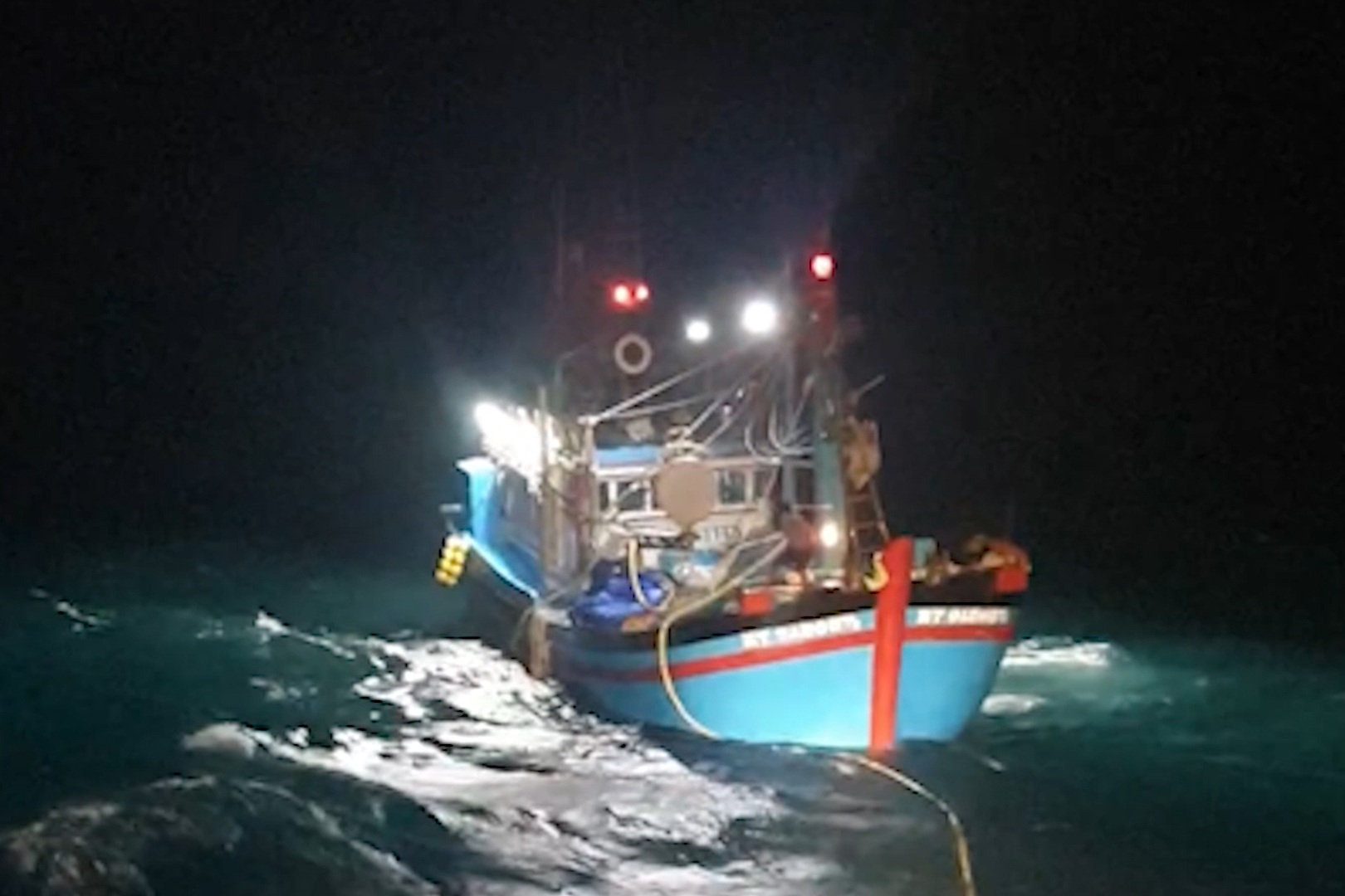 Giải cứu kịp thời 3 ngư dân trên tàu nguy cơ bị sóng biển đánh chìm - 1
