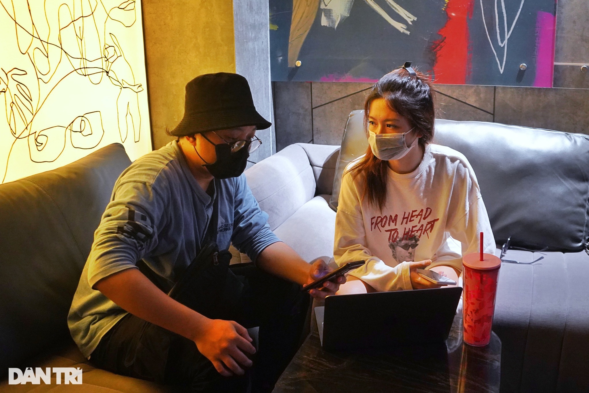Quán bar, karaoke ở Hà Nội hối hả dọn dẹp, tuyển nhân viên để kịp đón khách - 12 Quán bar, karaoke ở Hà Nội hối hả dọn dẹp, tuyển nhân viên để kịp đón khách - 12