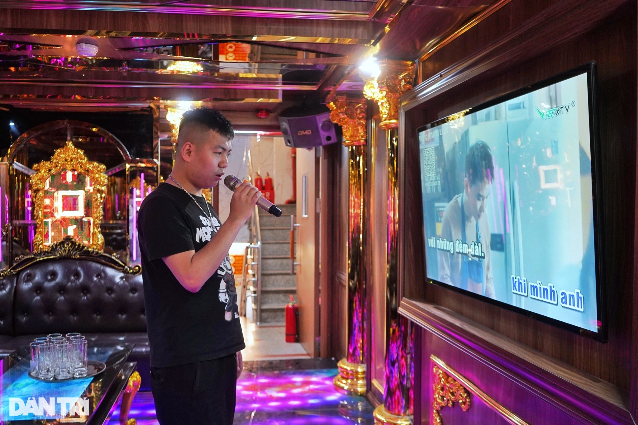 Quán bar, karaoke ở Hà Nội hối hả dọn dẹp, tuyển nhân viên để kịp đón khách - 3 Quán bar, karaoke ở Hà Nội hối hả dọn dẹp, tuyển nhân viên để kịp đón khách - 3