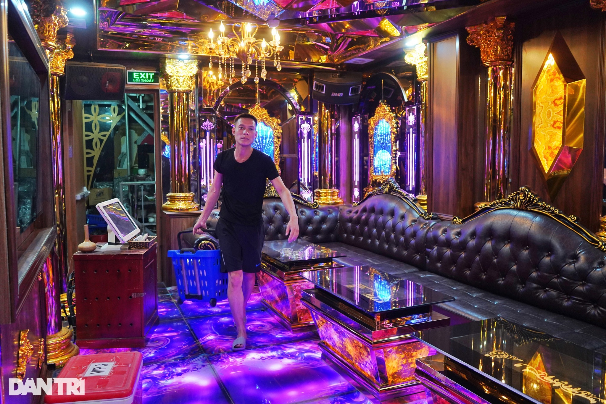 Quán bar, karaoke ở Hà Nội hối hả dọn dẹp, tuyển nhân viên để kịp đón khách - 2 Quán bar, karaoke ở Hà Nội hối hả dọn dẹp, tuyển nhân viên để kịp đón khách - 2