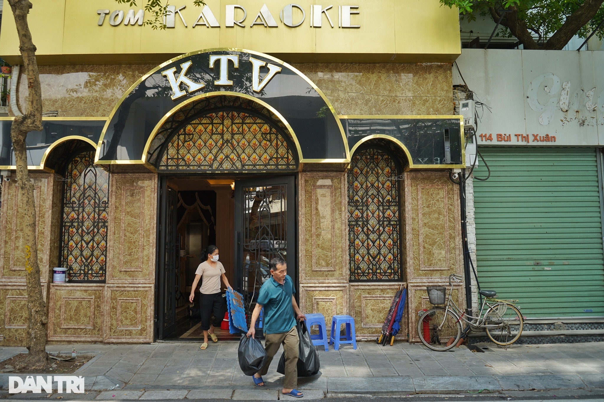 Quán bar, karaoke ở Hà Nội hối hả dọn dẹp, tuyển nhân viên để kịp đón khách - 1 Quán bar, karaoke ở Hà Nội hối hả dọn dẹp, tuyển nhân viên để kịp đón khách - 1