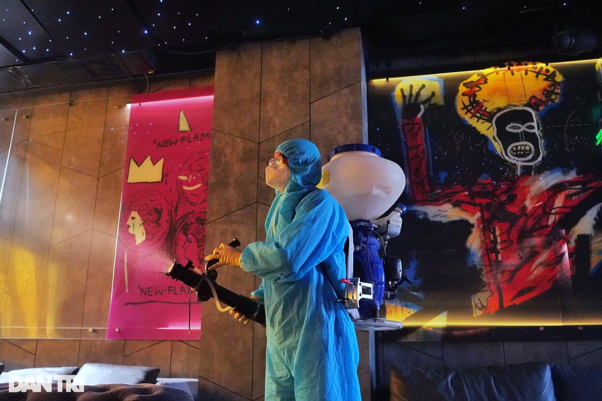Quán bar, karaoke ở Hà Nội hối hả dọn dẹp, tuyển nhân viên để kịp đón khách - 7 Quán bar, karaoke ở Hà Nội hối hả dọn dẹp, tuyển nhân viên để kịp đón khách - 7