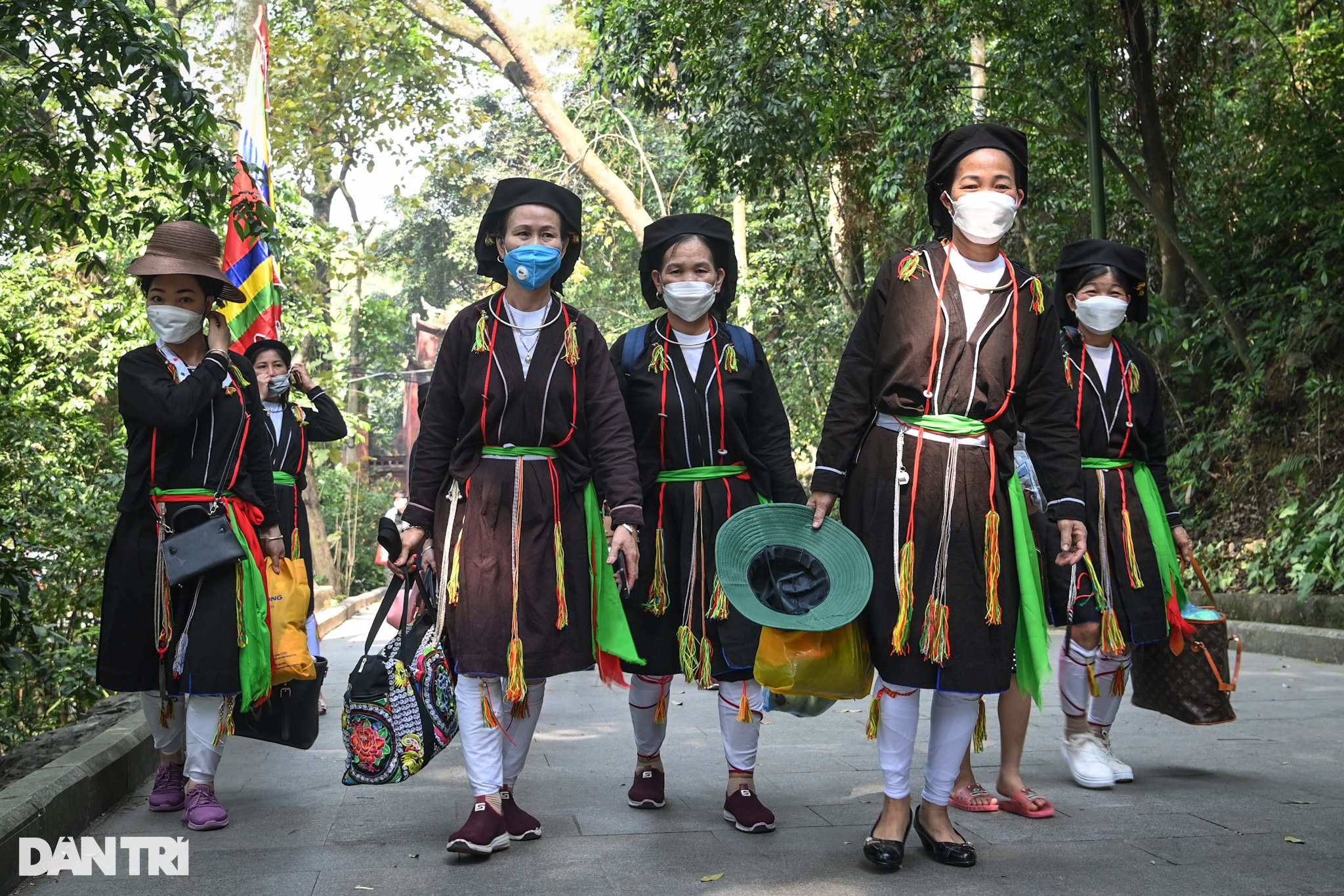 Hàng chục nghìn du khách đổ về đền Hùng dâng hương trước ngày giỗ Tổ - 6