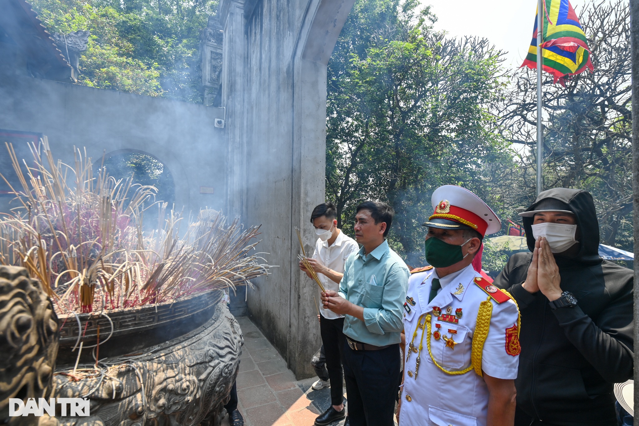 Hàng chục nghìn du khách đổ về đền Hùng dâng hương trước ngày giỗ Tổ - 12