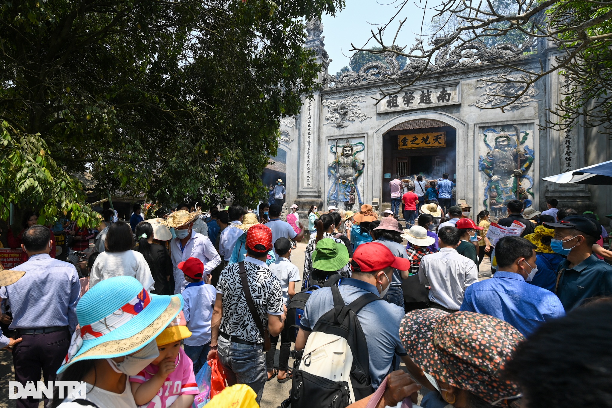Hàng chục nghìn du khách đổ về đền Hùng dâng hương trước ngày giỗ Tổ - 10