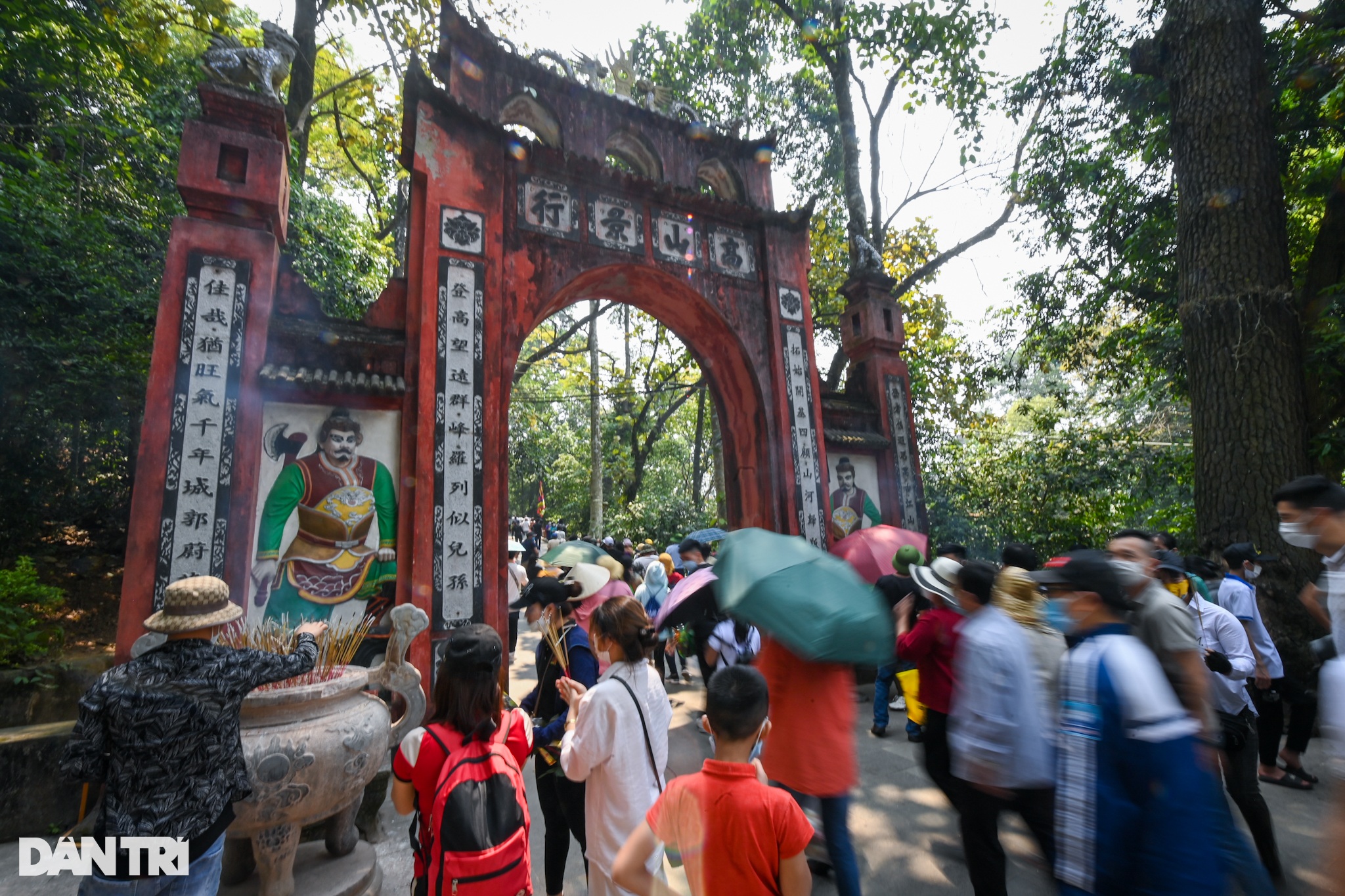 Hàng chục nghìn du khách đổ về đền Hùng dâng hương trước ngày giỗ Tổ - 5
