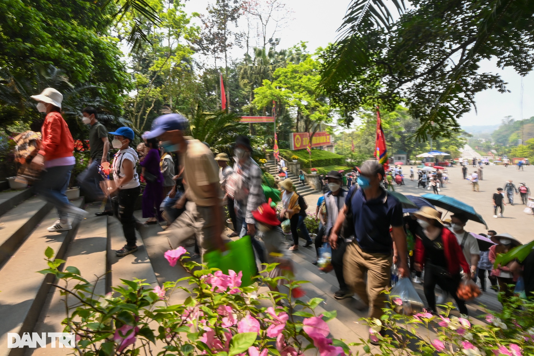 Hàng chục nghìn du khách đổ về đền Hùng dâng hương trước ngày giỗ Tổ - 2