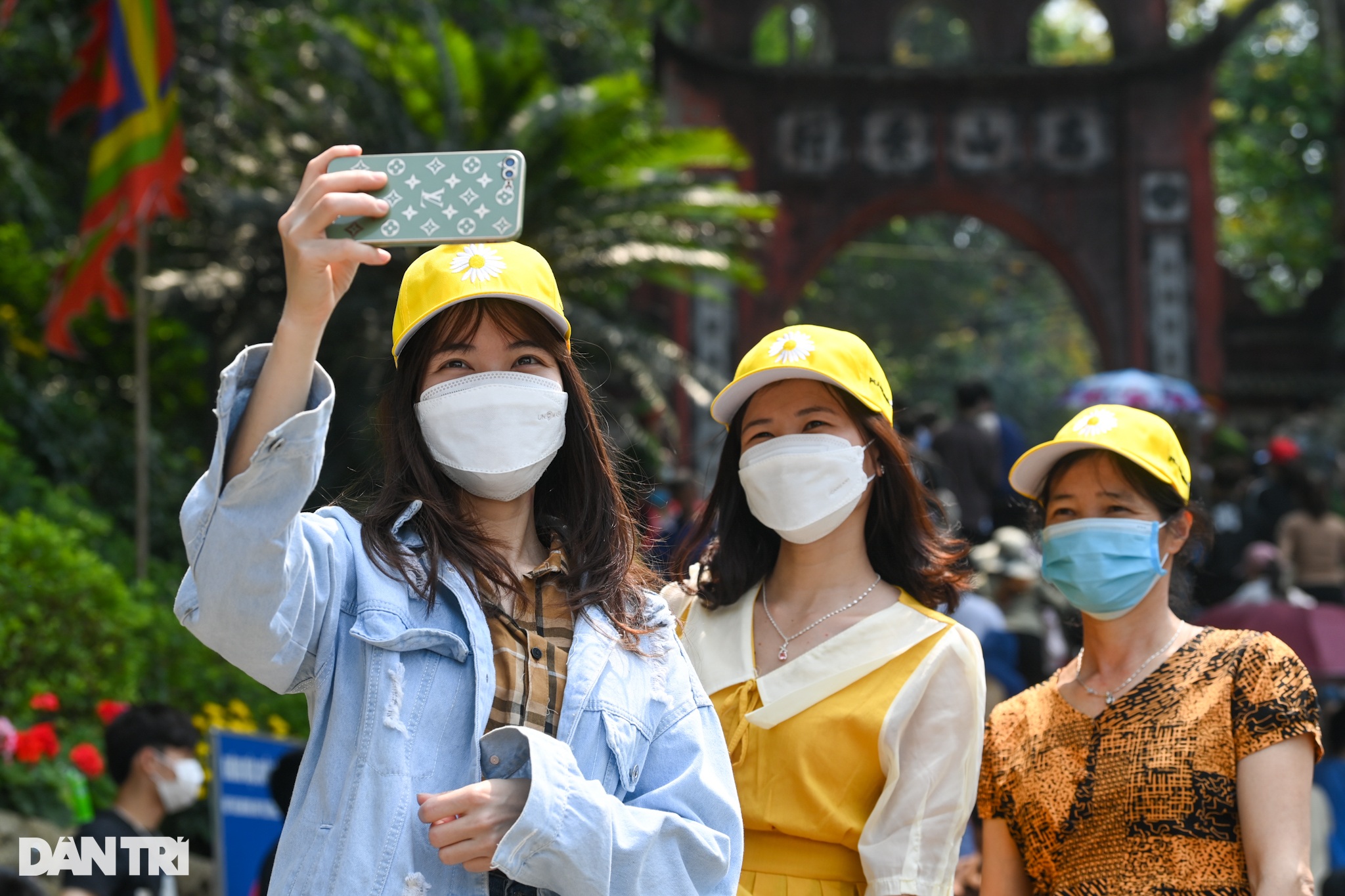 Hàng chục nghìn du khách đổ về đền Hùng dâng hương trước ngày giỗ Tổ - 7