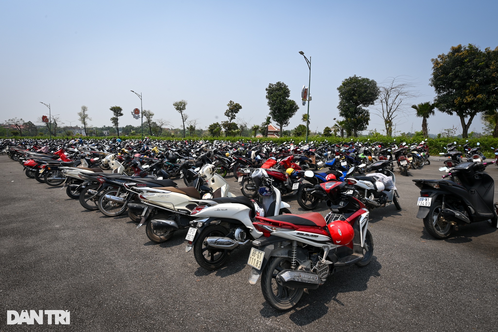 Hàng chục nghìn du khách đổ về đền Hùng dâng hương trước ngày giỗ Tổ - 14