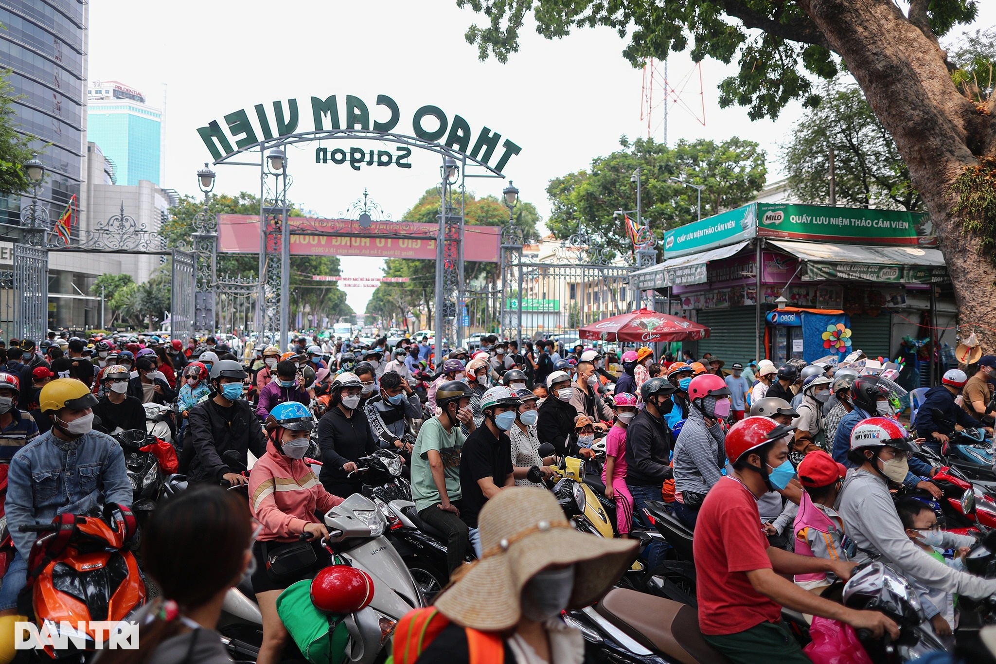 Biển người chen chân vào Thảo Cầm Viên TPHCM dịp lễ giỗ Tổ Hùng Vương - 3 Biển người chen chân vào Thảo Cầm Viên TPHCM dịp lễ giỗ Tổ Hùng Vương - 3
