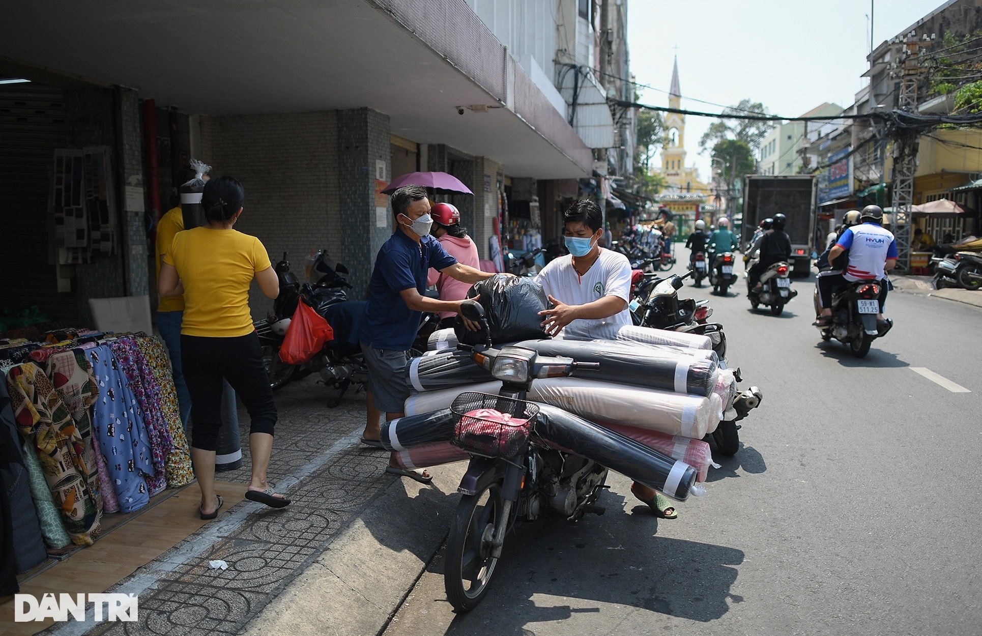 Loạt chợ lớn nhất TPHCM ế ẩm, nhiều tiểu thương bỏ sạp nghỉ kinh doanh - 17