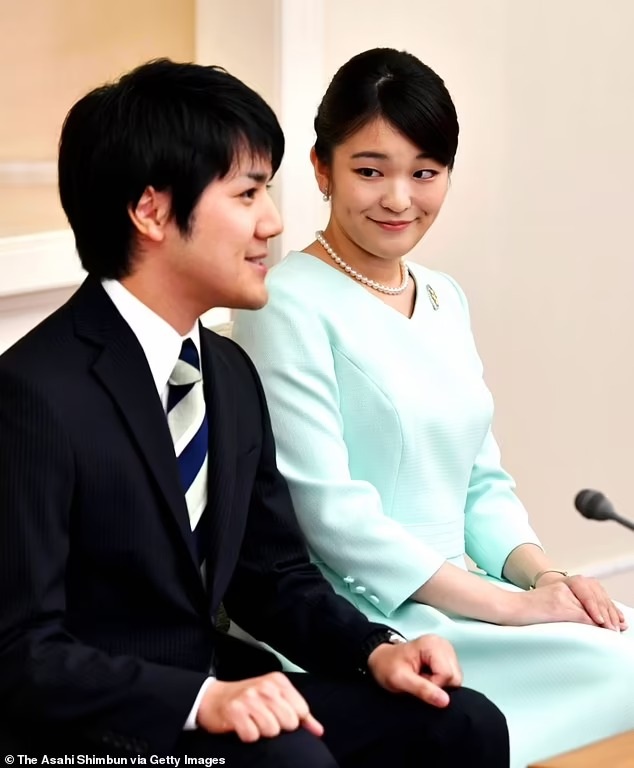 Cựu công chúa Nhật gây sốt khi nắm chặt tay chồng giữa muôn vàn khó khăn - 5