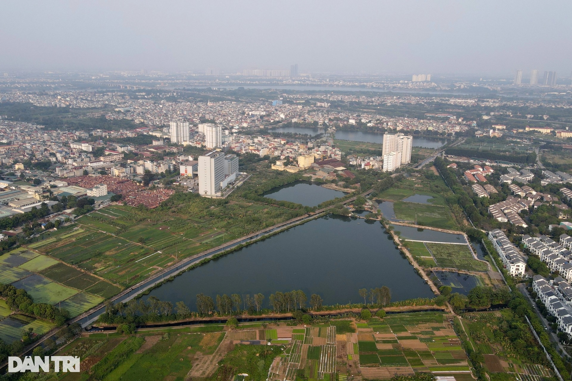 Cận cảnh những hồ nước sắp bị lấp ở Hà Nội để làm dự án nhà ở - 4 Cận cảnh những hồ nước sắp bị lấp ở Hà Nội để làm dự án nhà ở - 4