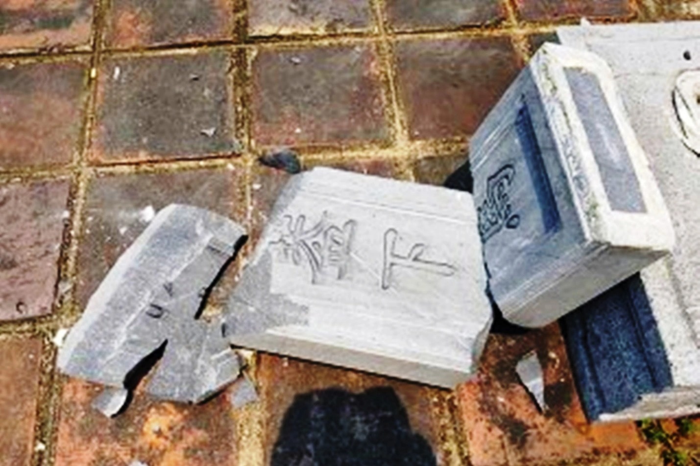 Bất ngờ tấm bia đá tại di tích Phu Văn Lâu bị gãy vỡ - 1