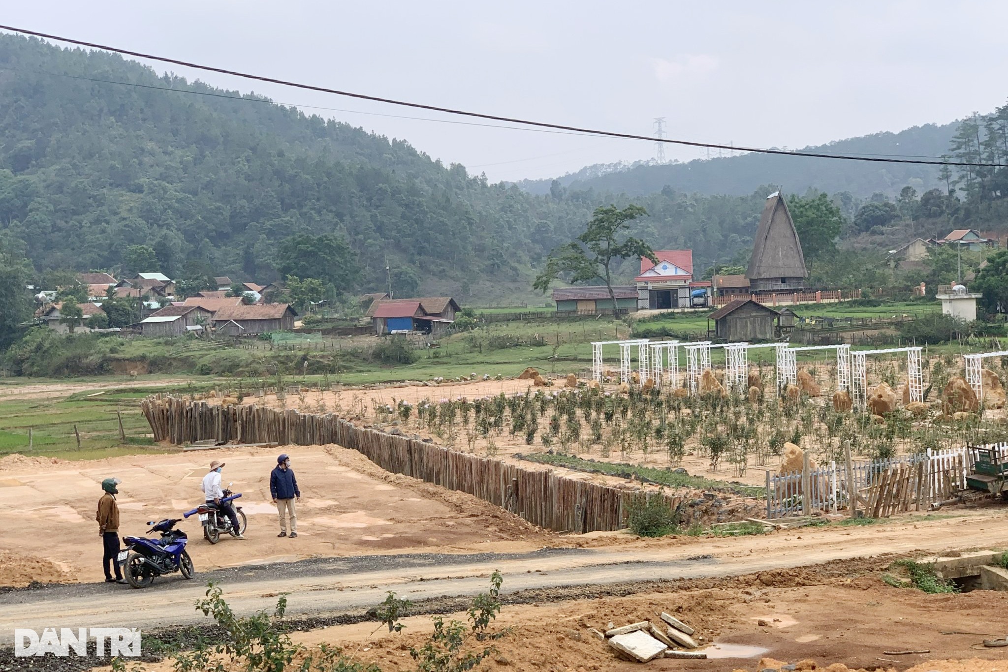 Dân nghèo vội vã bán cả cơ nghiệp trong cơn sốt đất ở Măng Đen - 5 Dân nghèo vội vã bán cả cơ nghiệp trong cơn sốt đất ở Măng Đen - 5
