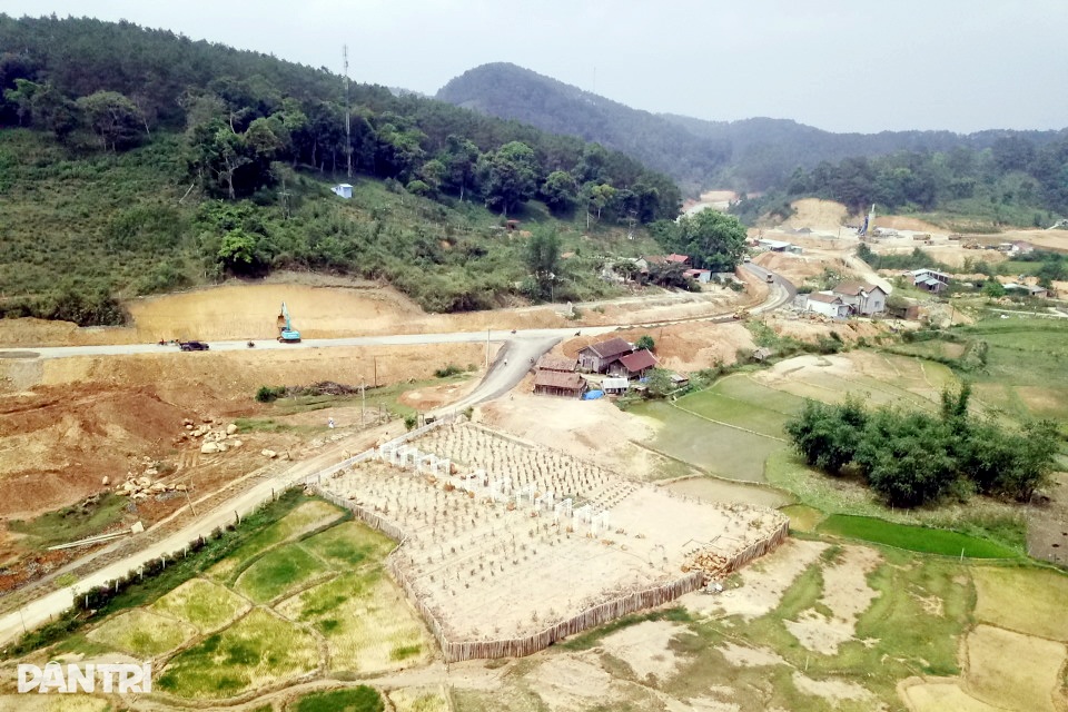 Dân nghèo vội vã bán cả cơ nghiệp trong cơn sốt đất ở Măng Đen - 6 Dân nghèo vội vã bán cả cơ nghiệp trong cơn sốt đất ở Măng Đen - 6