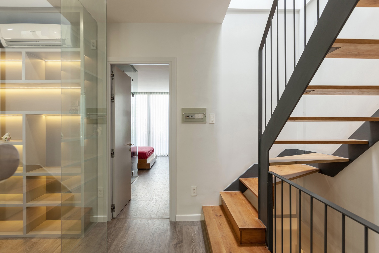 View - Ngôi nhà cũ xuống cấp trong hẻm tại TPHCM "lột xác" ngỡ ngàng sau cải tạo | Báo Dân trí