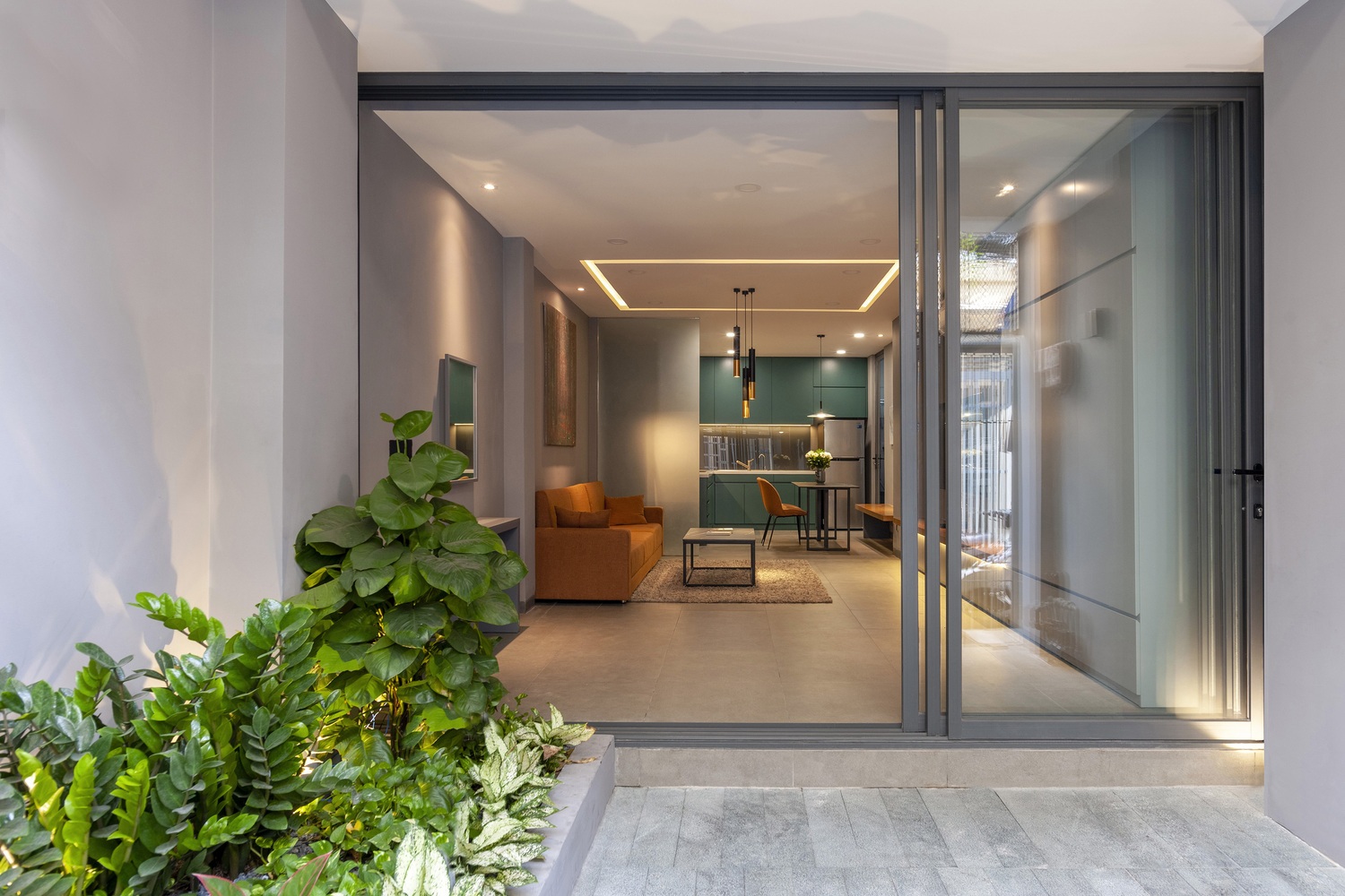 View - Ngôi nhà cũ xuống cấp trong hẻm tại TPHCM "lột xác" ngỡ ngàng sau cải tạo | Báo Dân trí