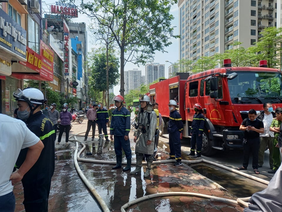 Cháy quán bún chả ở Hà Nội, thực khách bỏ chạy tán loạn - Ảnh 3.