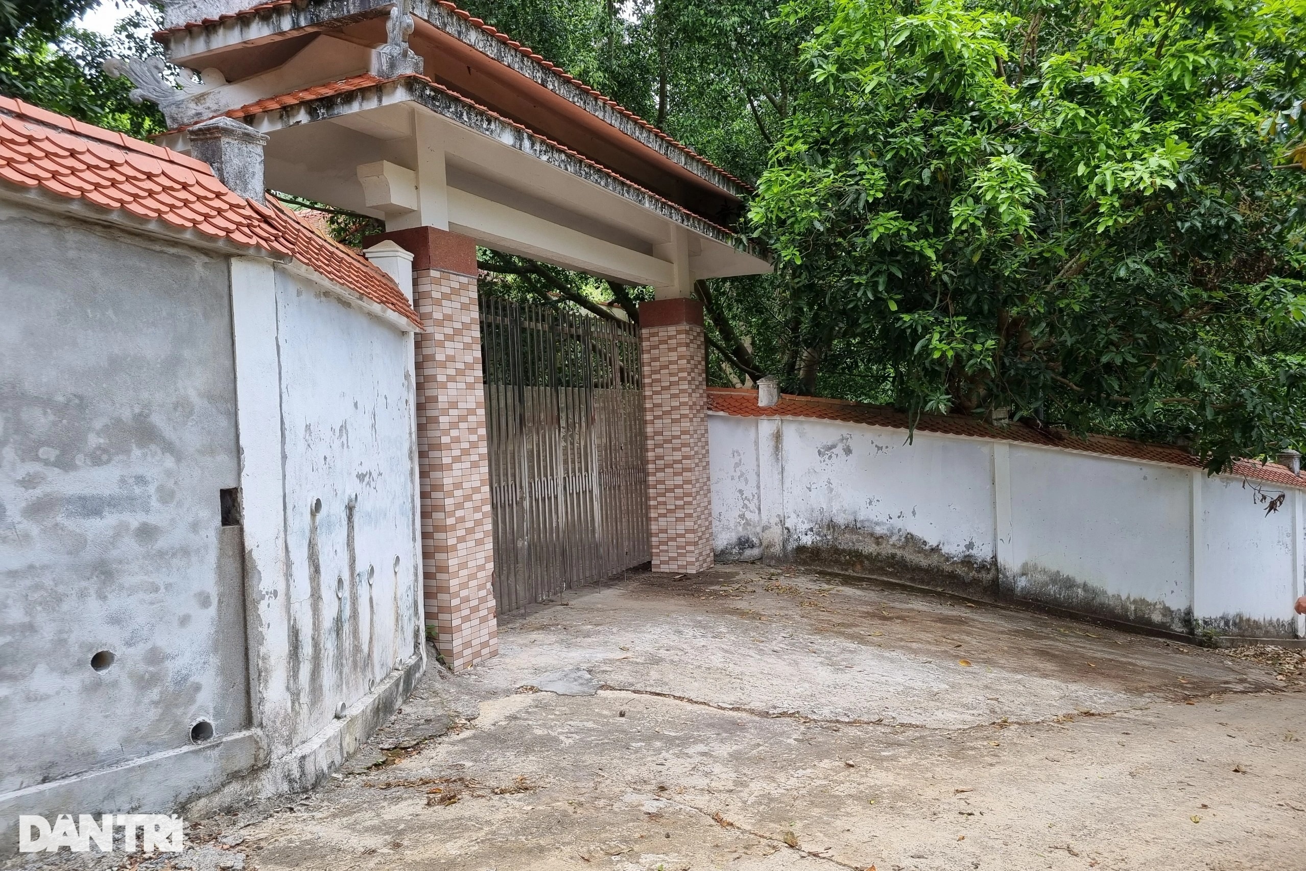 Biệt phủ trái phép của đại gia vàng nhiều năm vẫn chưa tháo dỡ xong - 2 Biệt phủ trái phép của đại gia vàng nhiều năm vẫn chưa tháo dỡ xong - 2